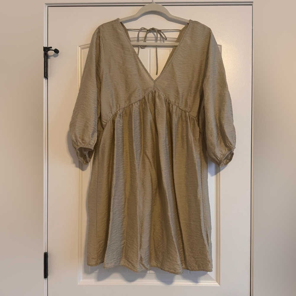 H & M Size Medium Tan/Taupe, 3/4 Sleeve, Loose-Fitting Dress.  Rayon and nylon.